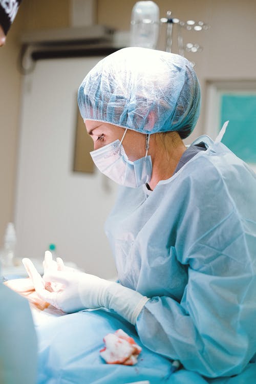 Femme médecin portant un masque chirurgical compostable industriellement